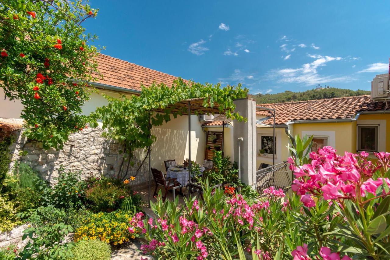 Mediterranean Terrace Apartment With Bikes & Sup Skradin Εξωτερικό φωτογραφία
