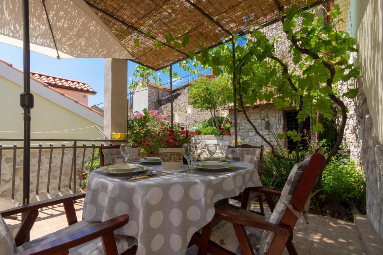 Mediterranean Terrace Apartment With Bikes & Sup Skradin Εξωτερικό φωτογραφία